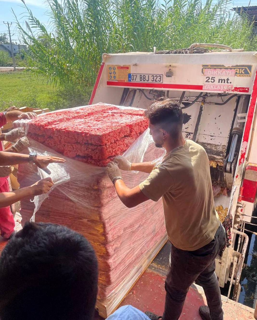 O kentte 17 ton çürümüş et ele geçirildi! Restoranlara satmak üzereyken yakalandılar 2